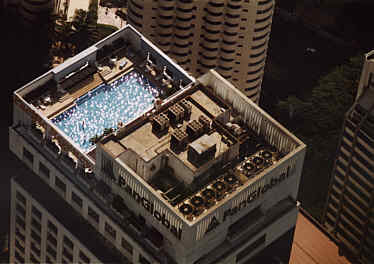 Schwimmbad auf einem Hochhaus (15,7 KB)